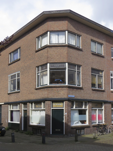 908614 Gezicht op het winkelhoekpand Oudwijkerveldstraat 96 te Utrecht, met rechts de Kersstraat. Met boven de voordeur ...